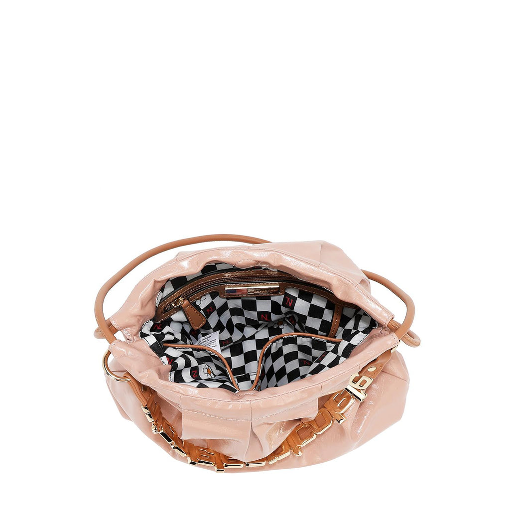 Bolsa satchel Nicole Lee acabado brillante y llavero FW25