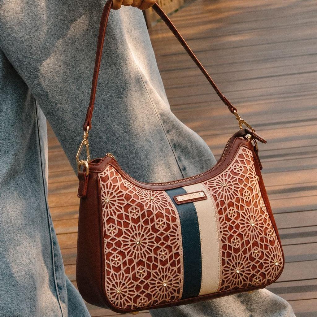 Bolsa shoulder Nicole Lee en corte láser y pedrería FW25