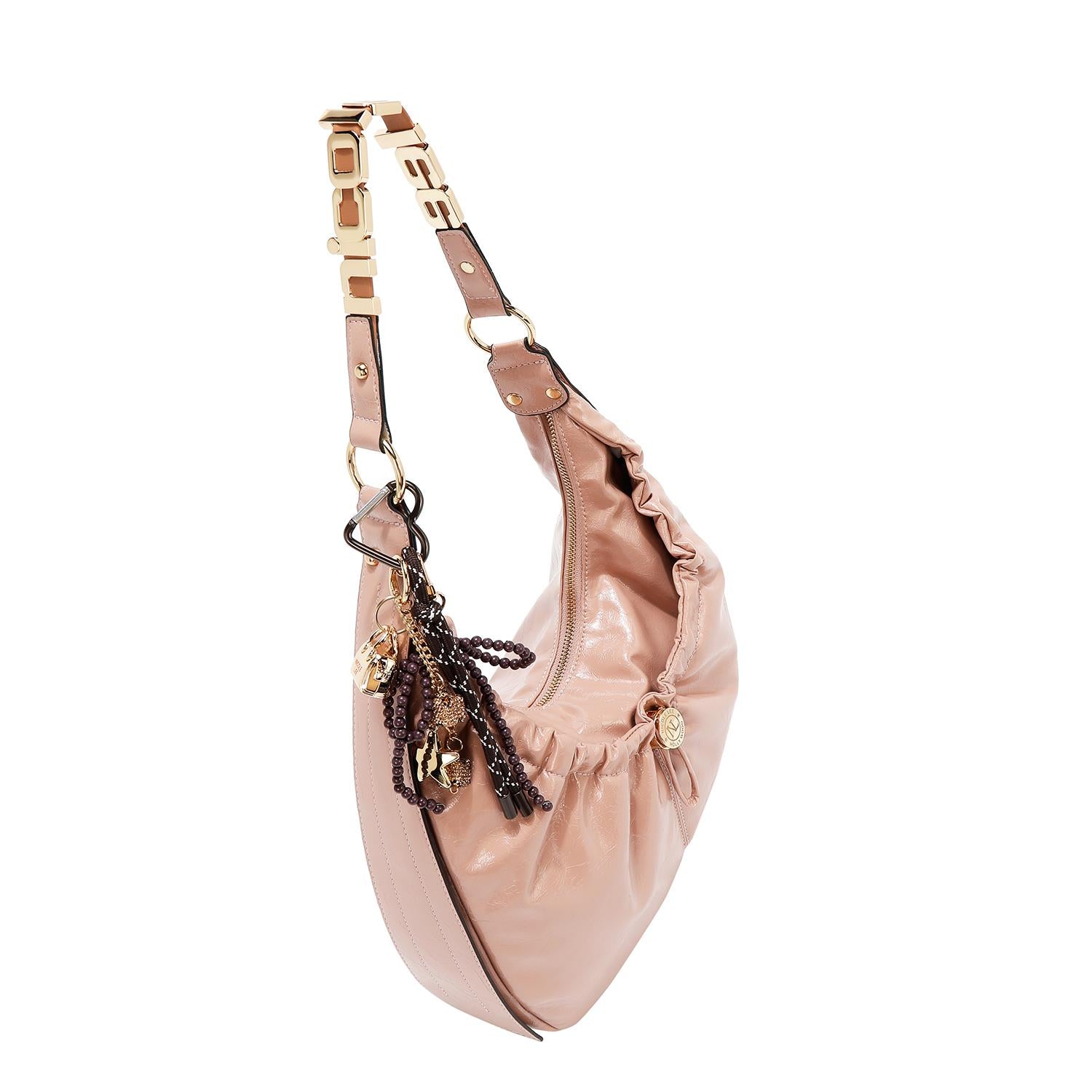 Bolsa hobo Nicole Lee acabado brillante y llavero FW25