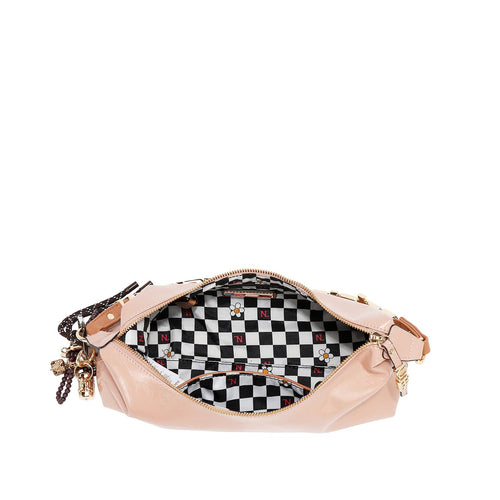 Bolsa baguette Nicole Lee acabado brillante y llavero FW25