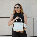 Bolsa de mano Nicole Lee en relieve y con monedero FW25