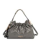 Bolsa de mano Nicole Lee acabado brillante y llavero FW25