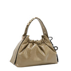 Bolsa de mano Nicole Lee acabado brillante y llavero FW25
