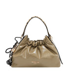 Bolsa de mano Nicole Lee acabado brillante y llavero FW25