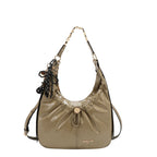 Bolsa hobo Nicole Lee acabado brillante y llavero FW25