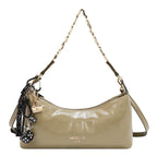 Bolsa baguette Nicole Lee acabado brillante y llavero FW25