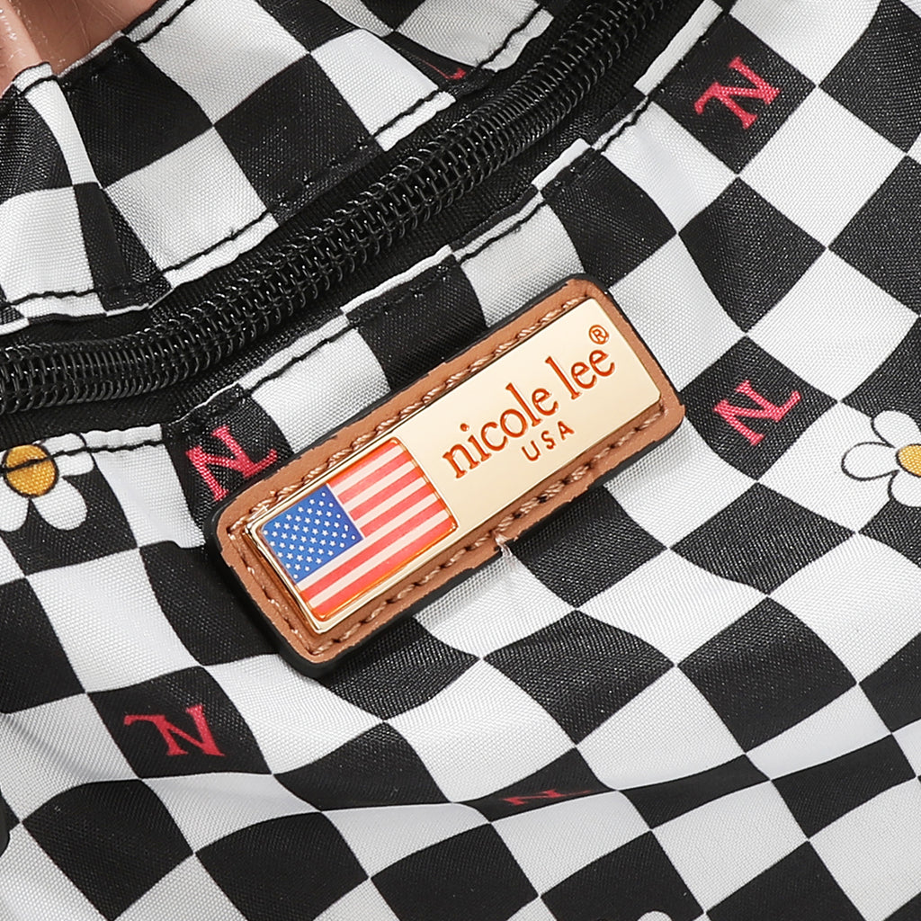 Bolsa baguette Nicole Lee acabado brillante y llavero FW25