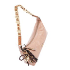 Bolsa baguette Nicole Lee acabado brillante y llavero FW25