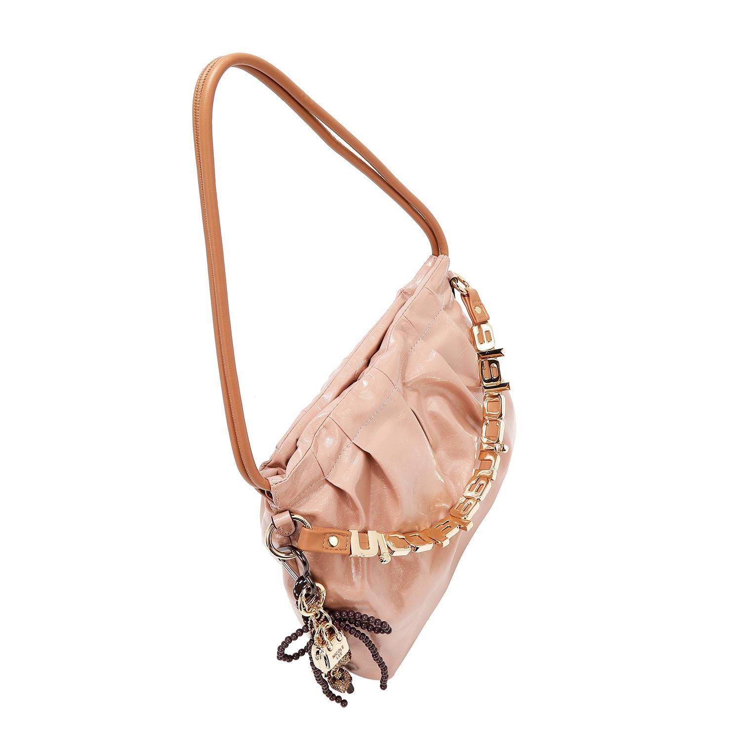 Bolsa satchel Nicole Lee acabado brillante y llavero FW25